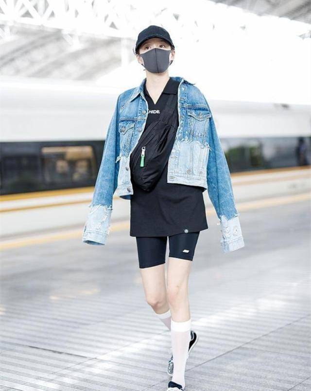 关晓彤一身大牌走机场,廓形西装穿出"相扑"感,脸和脖子一样粗_戚薇