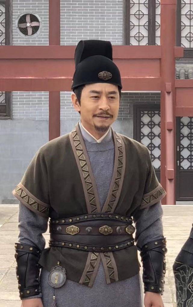 的往上移动,上升,林荷靠在杨立身上,从杨立利索的动作和敏捷的身手中