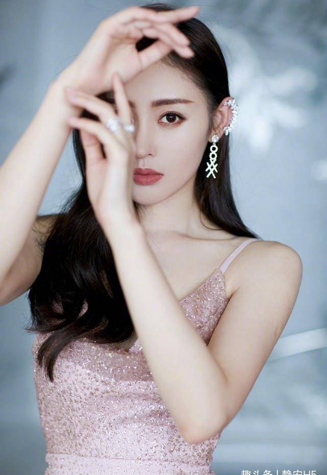 张天爱出席活动,被赞是女艺人中身材保持最好的_爱的_漂亮_因为