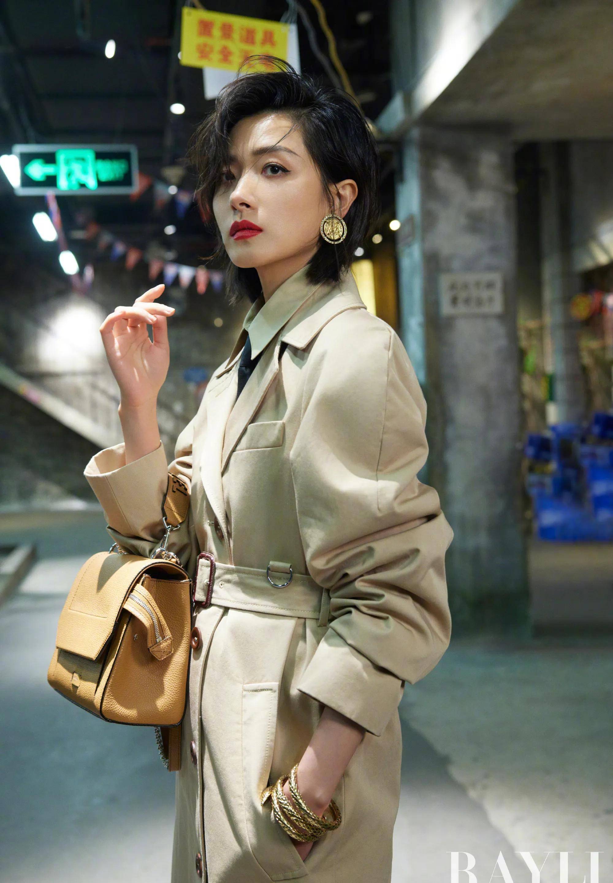 万茜老复古长沙片帅气又飒,红唇短发,v领长裙可爱惹人讨厌_万茜登_很