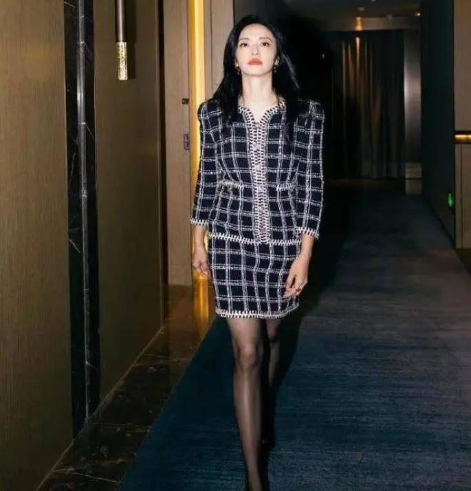 黑丝袜女套装,姚晨尽显辣妈姿态,网友:真绝了!_时尚_女明星_女生