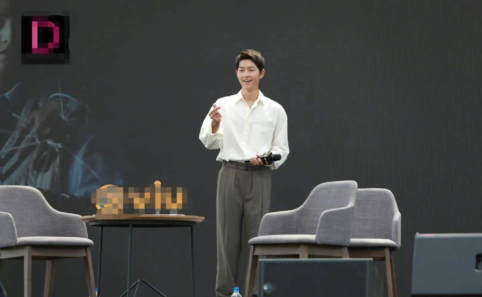 宋仲基新加坡出席活动,穿白色衬衫少年感十足,全程说英文超流利_颁奖