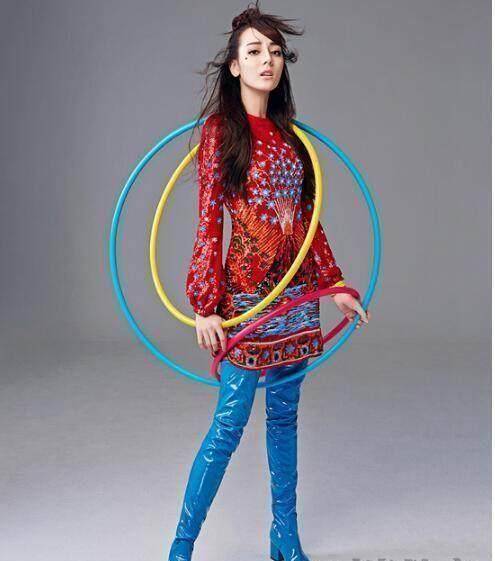 高难度时尚大片只服迪丽热巴,一字马反手摸嘴,狂扒米饭还照样美_动作