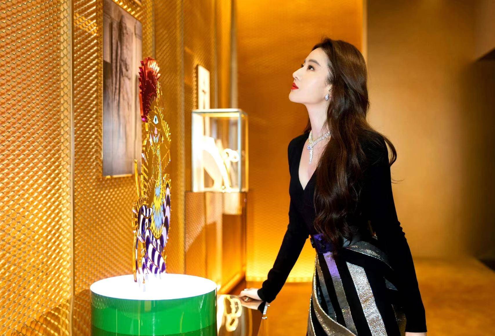 刘亦菲身穿黑色深v条纹裙出席活动,美得有型!_造型_时尚_裙子