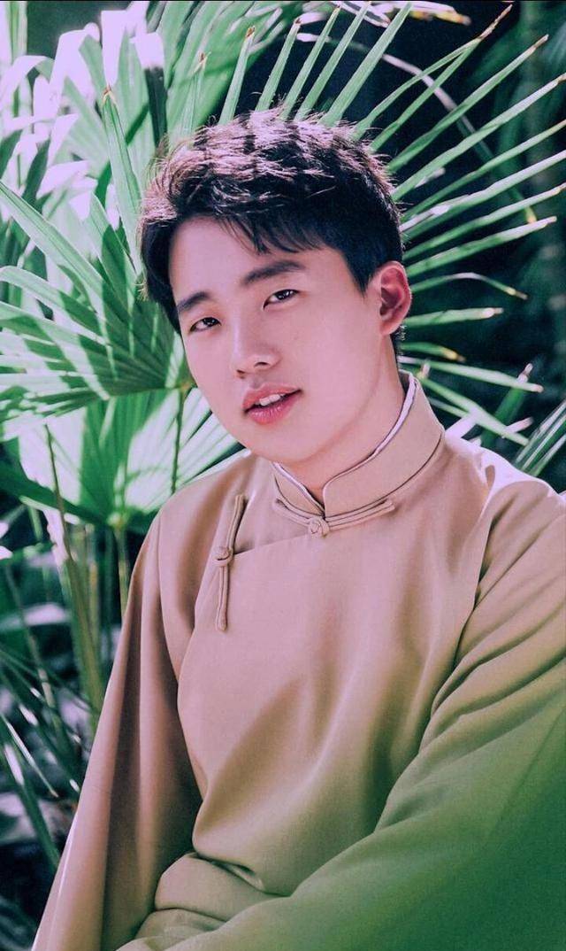 郭德纲罕见晒郭麒麟与小儿子合照,兄弟俩首同框哥哥帅气弟弟喜庆_汾阳