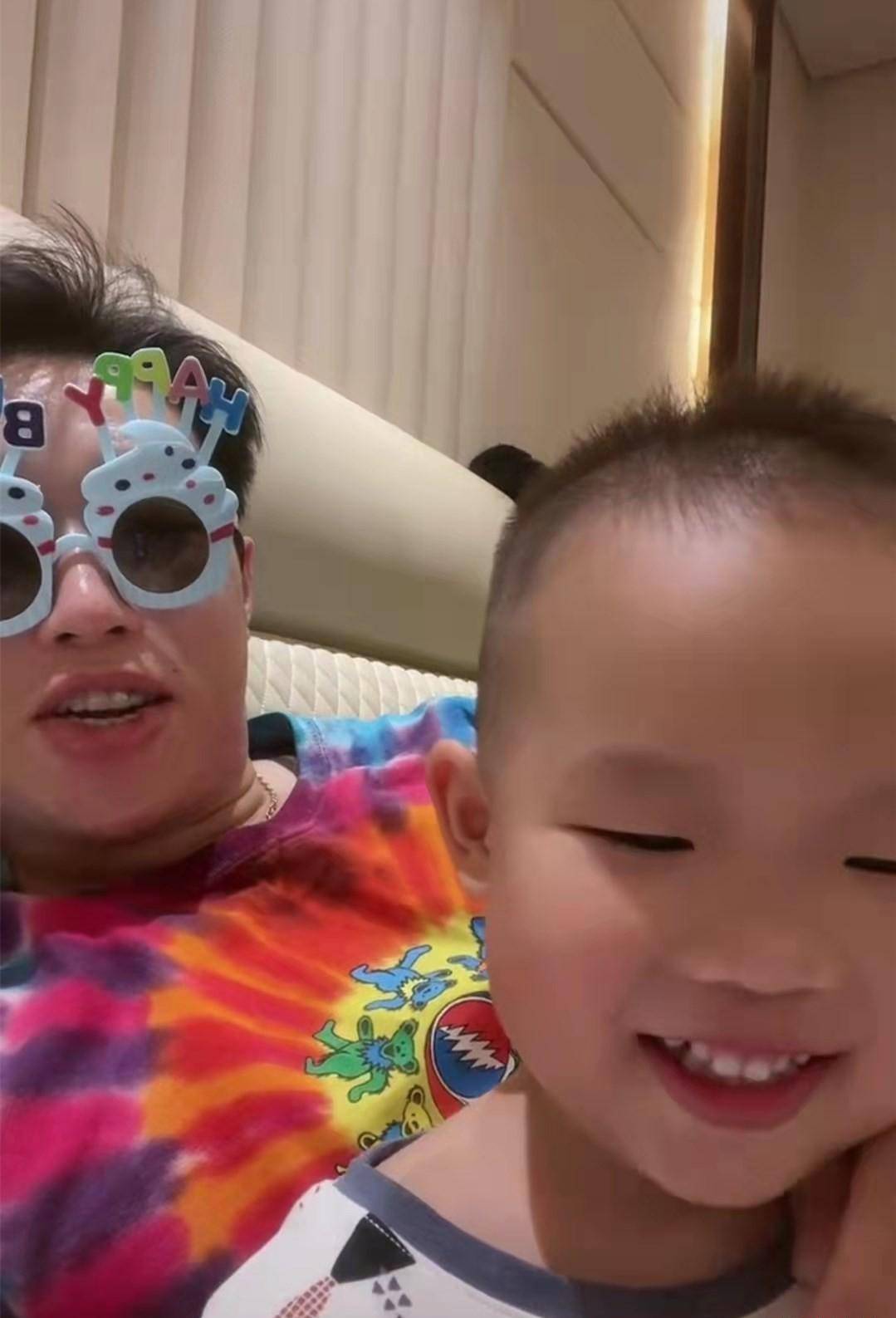 烧饼听到儿子说张九龄很是诧异,忍不住捏了捏他的脸蛋,小烧麦笑得一脸