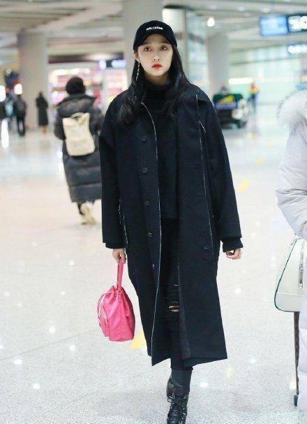 关晓彤现身机场,黑大衣 破洞裤 马丁靴,一身全黑造型潮范儿十足_黑色