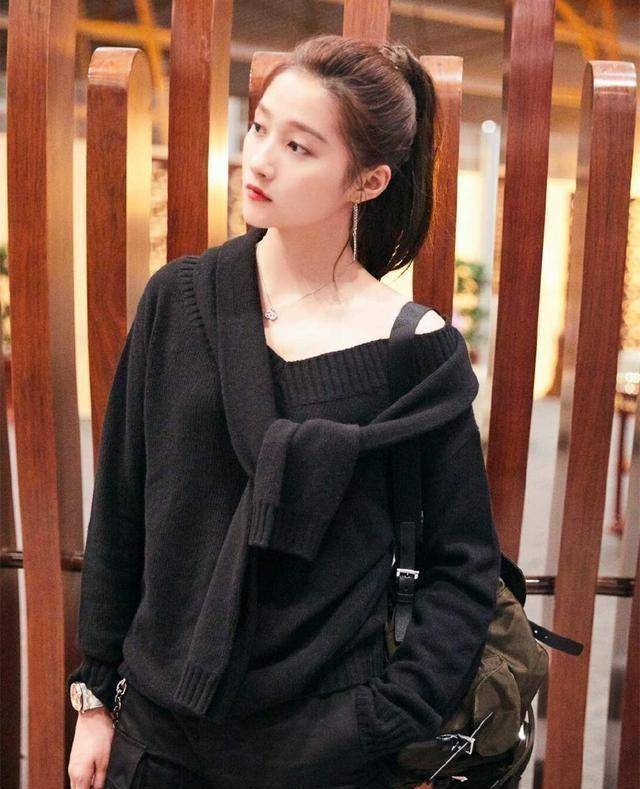 关晓彤米兰看秀,被吐槽造型像村姑,不敌44岁林志玲_蔡徐坤_感觉_网友