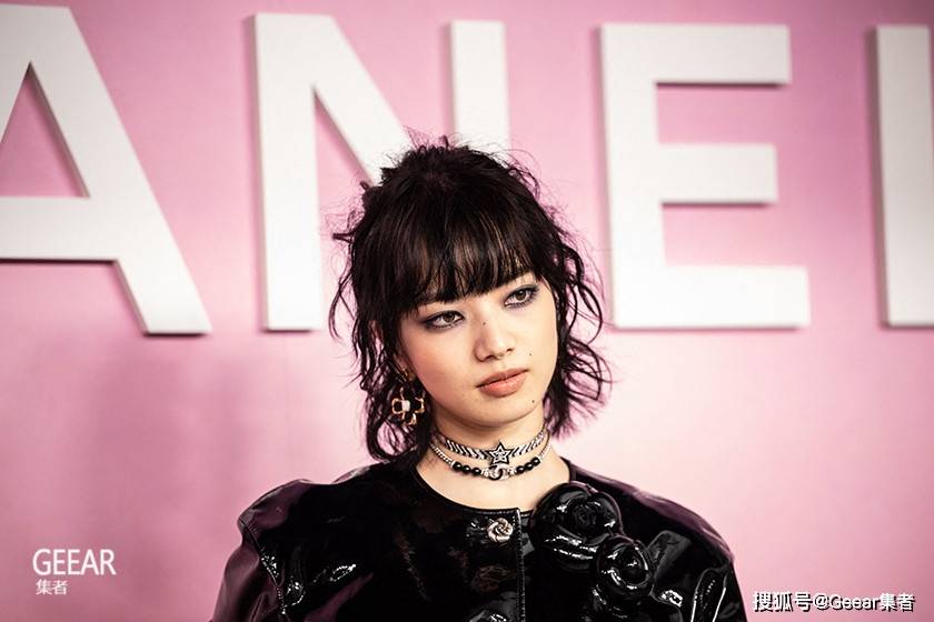 大使小松菜奈,kristen stewart 以及先前与 jennie 一同出席过的朴