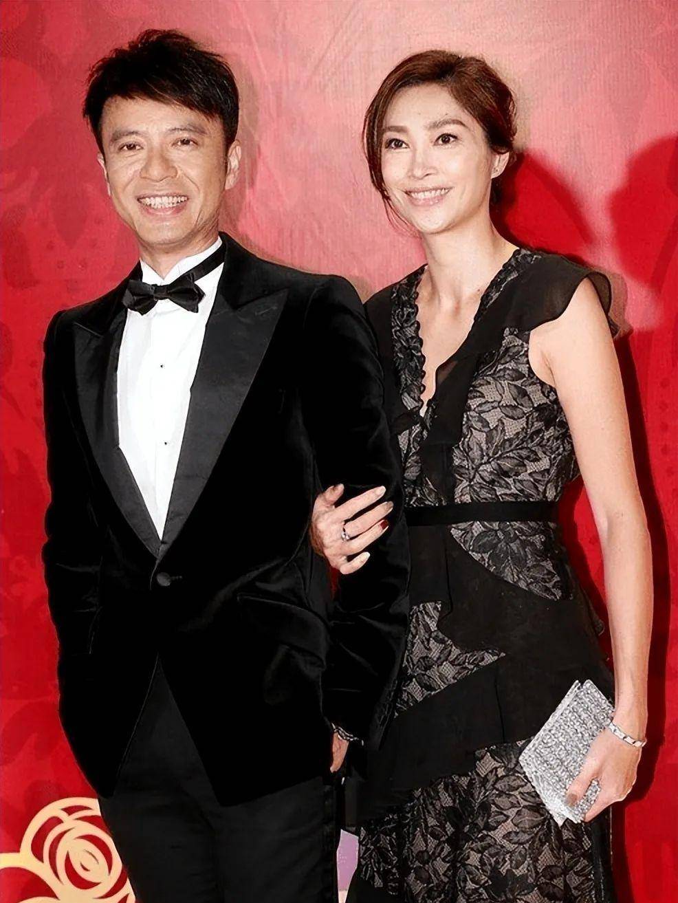 李克勤夫妇罕同框!老婆穿时尚裙高贵又优雅,身材气质都不输超模