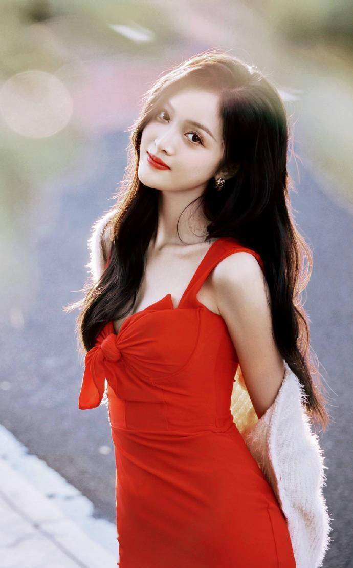 吴宣仪穿红色短裙大秀事业线!大长腿时尚撩人_阳光_毛衣_白色