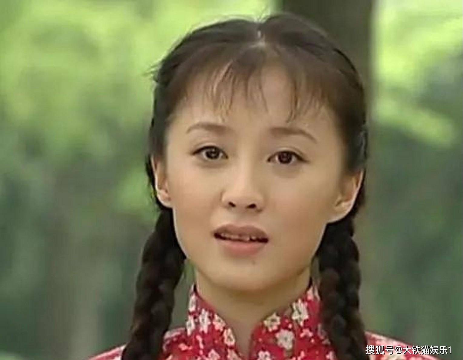 还有同样参演了《情深深雨濛濛》的徐露,她演的可云虽然疯疯癫癫,而且