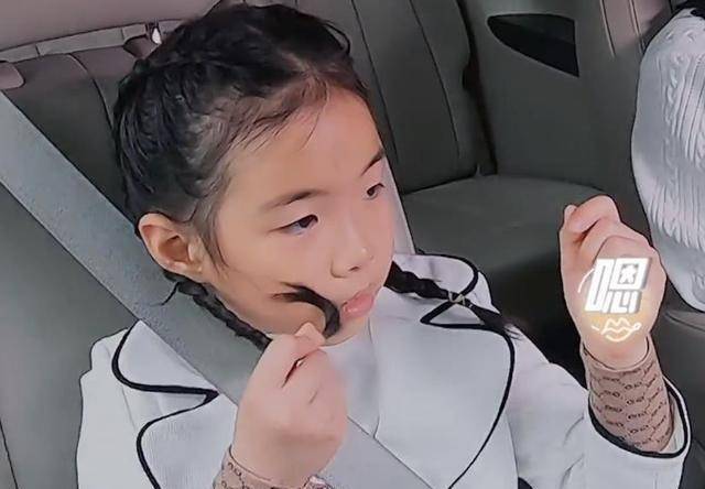 黄奕8岁女儿终露正脸,五官像极黄毅清,对黄奕约会对象太害羞_父亲