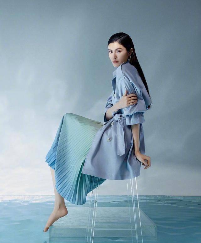 何穗是国际著名模特,凭借出色的身高优势和业务能力在模特界名利双收