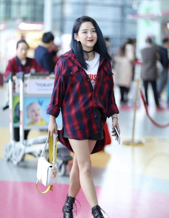 何洁穿t恤配"下衣失踪",走在路上超抢镜,可惜双腿显得太粗了_黑色