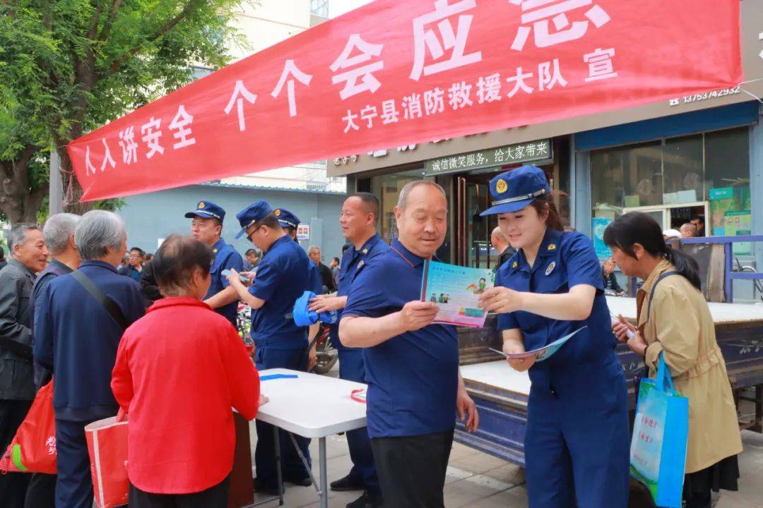 消防宣传人员通过视频展播,悬挂横幅,制作标语,展板展示,实操式灭火