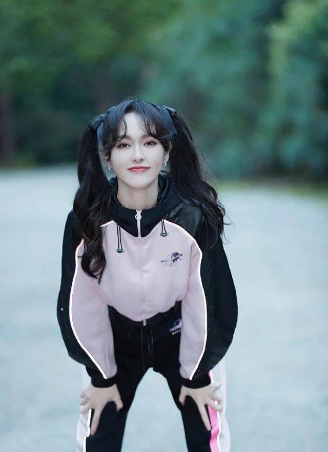 下半身其实搭个纯色半裙就足够有型了,小白鞋一下子能让整体基调欢快