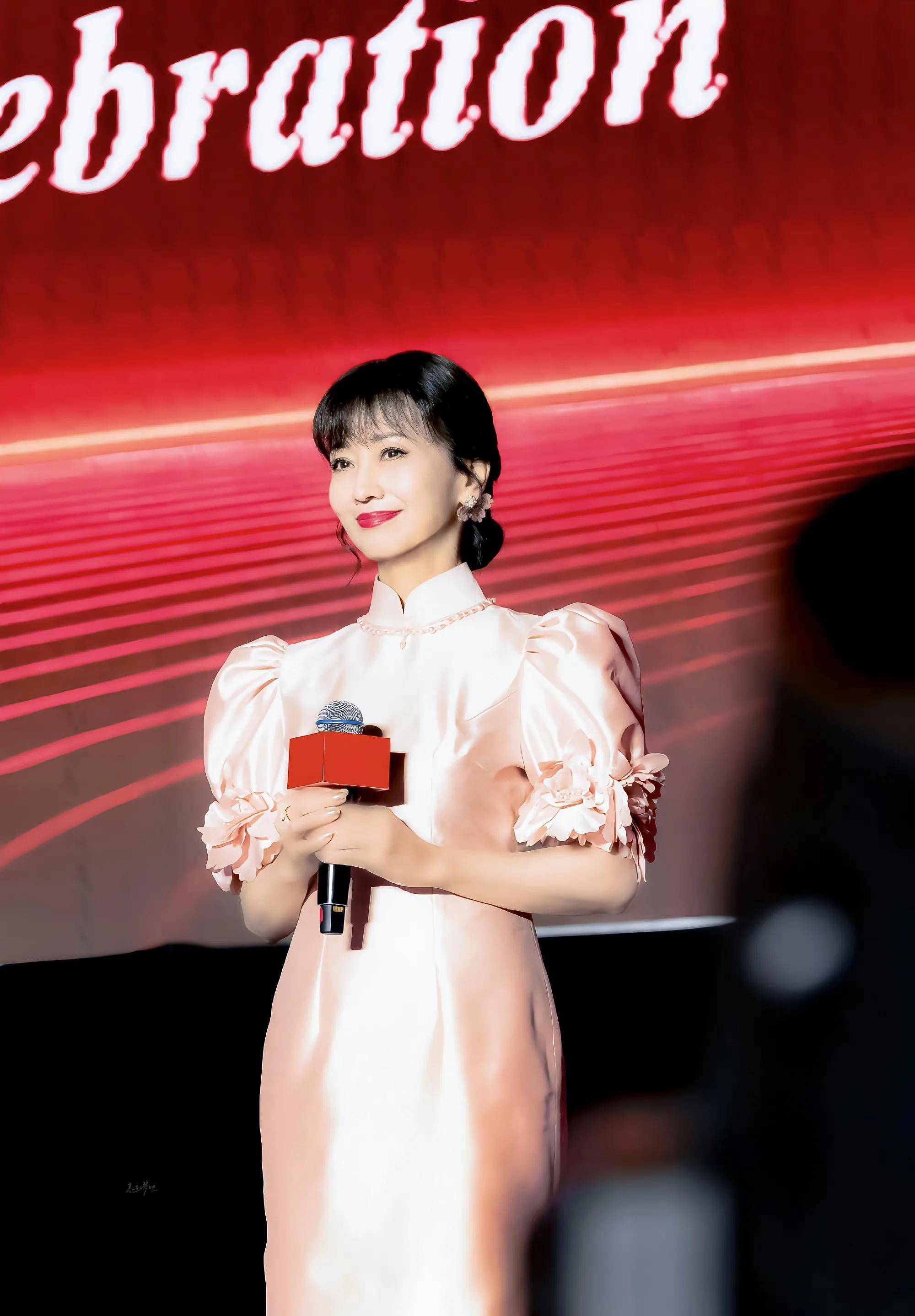 除了着装,赵雅芝还积极倡导公益和活动,关注弱势群体,为他们提供帮助