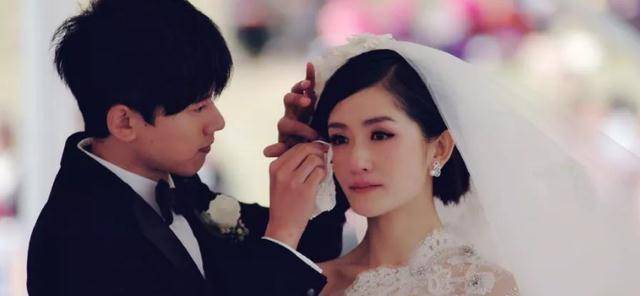 何炅46岁仍不结婚,深夜密会神秘男子引争议,谢娜或早已揭露事实_王菁