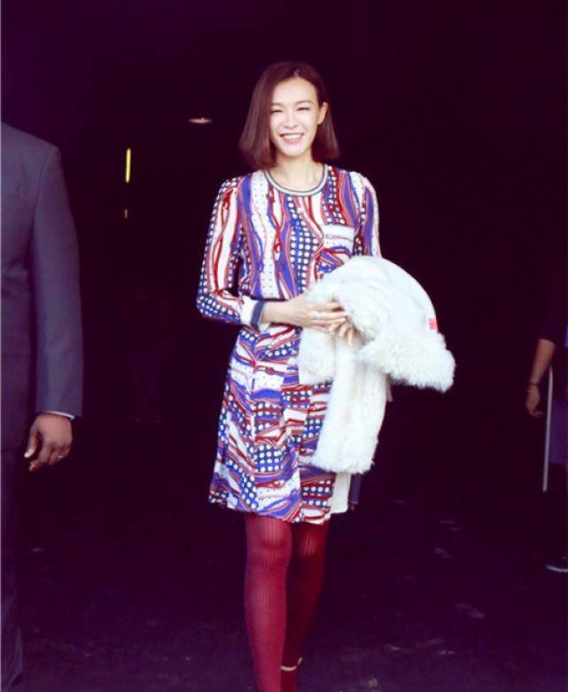 李艾再次登顶女神行列,穿红色丝袜搭配民俗衣服魅力十足!