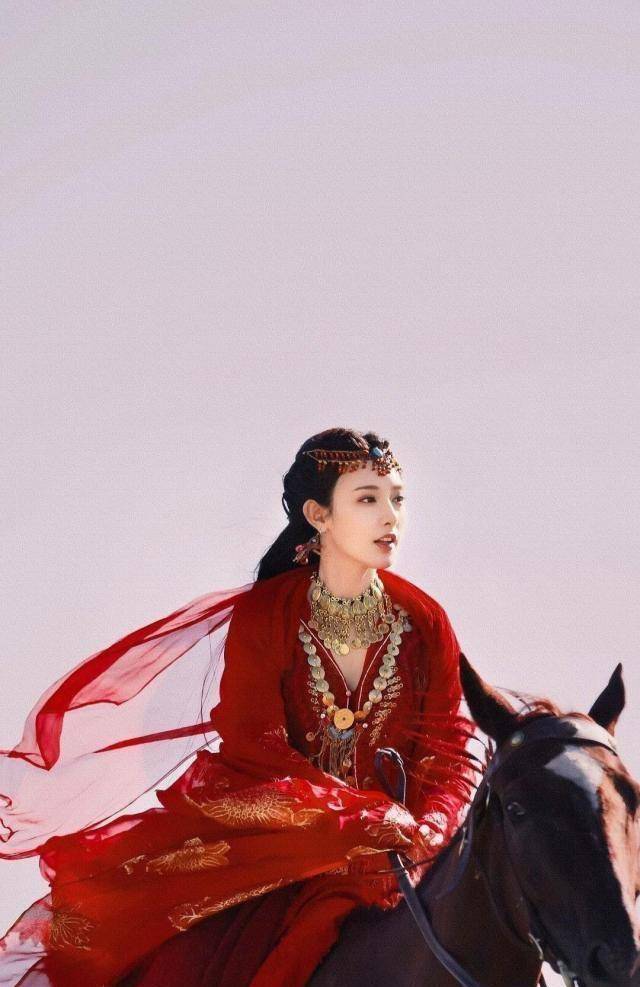 "甄宓的扮演者张芷溪在电视剧《军师联盟》的红衣扮相一出来,让人顿时