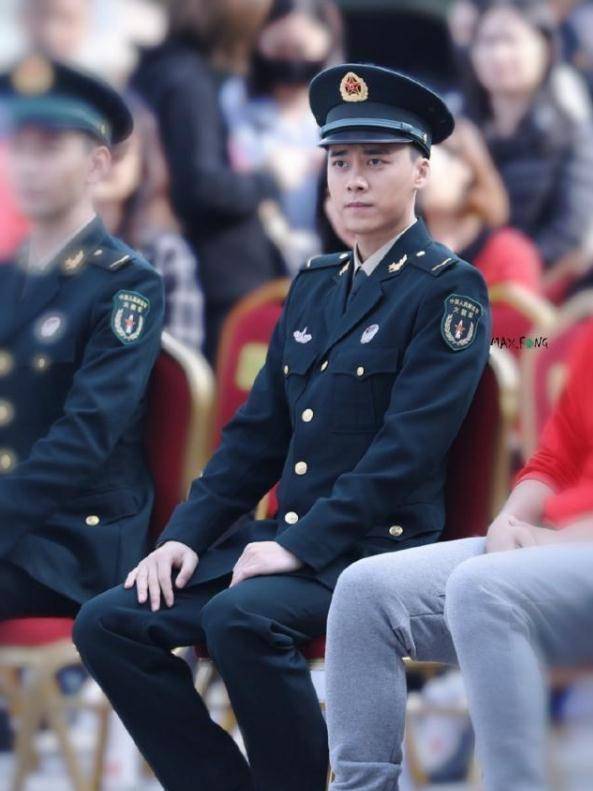 李易峰军装亮相,我却被张馨予杀到,被集体喊军嫂太酷_演技_军人_本人