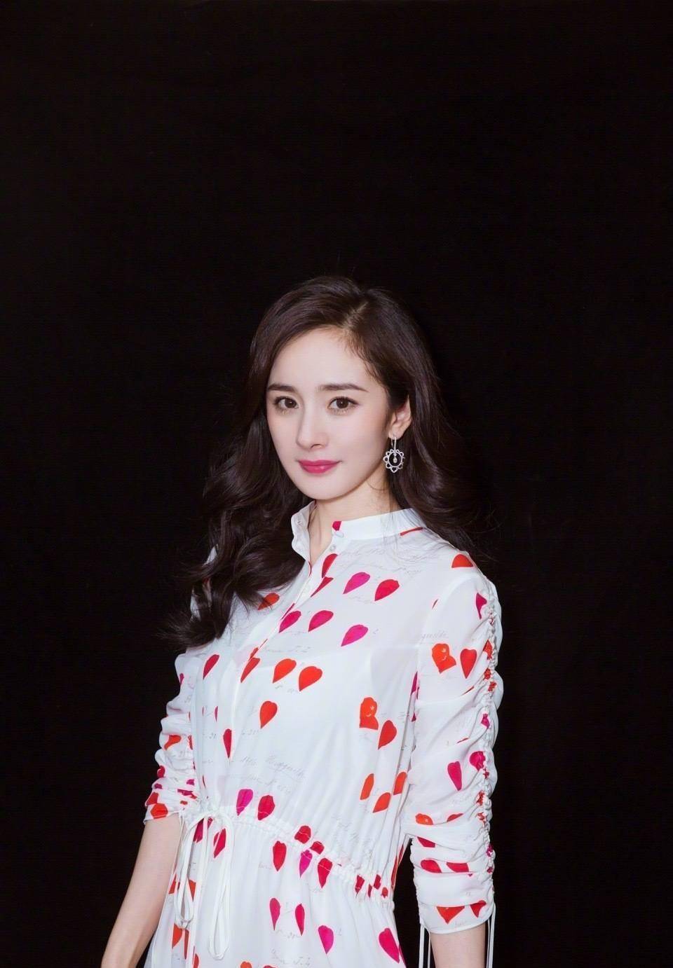 仅两个小时,撕开芭莎大战,杨紫因造型疑整容,杨幂体面,热巴俗_李晓峰