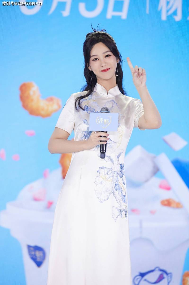 杨紫穿旗袍与粉丝打招呼,像俏皮可爱小公主,化妆师不堪辱骂请辞_照片
