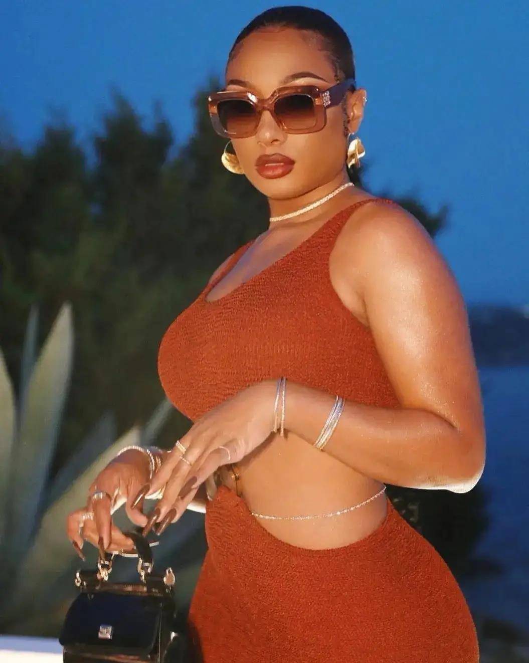 卢卡库新女友:爆炸头 身材魁梧 彪悍美人 体重近200斤,俩人绝配_特鲁