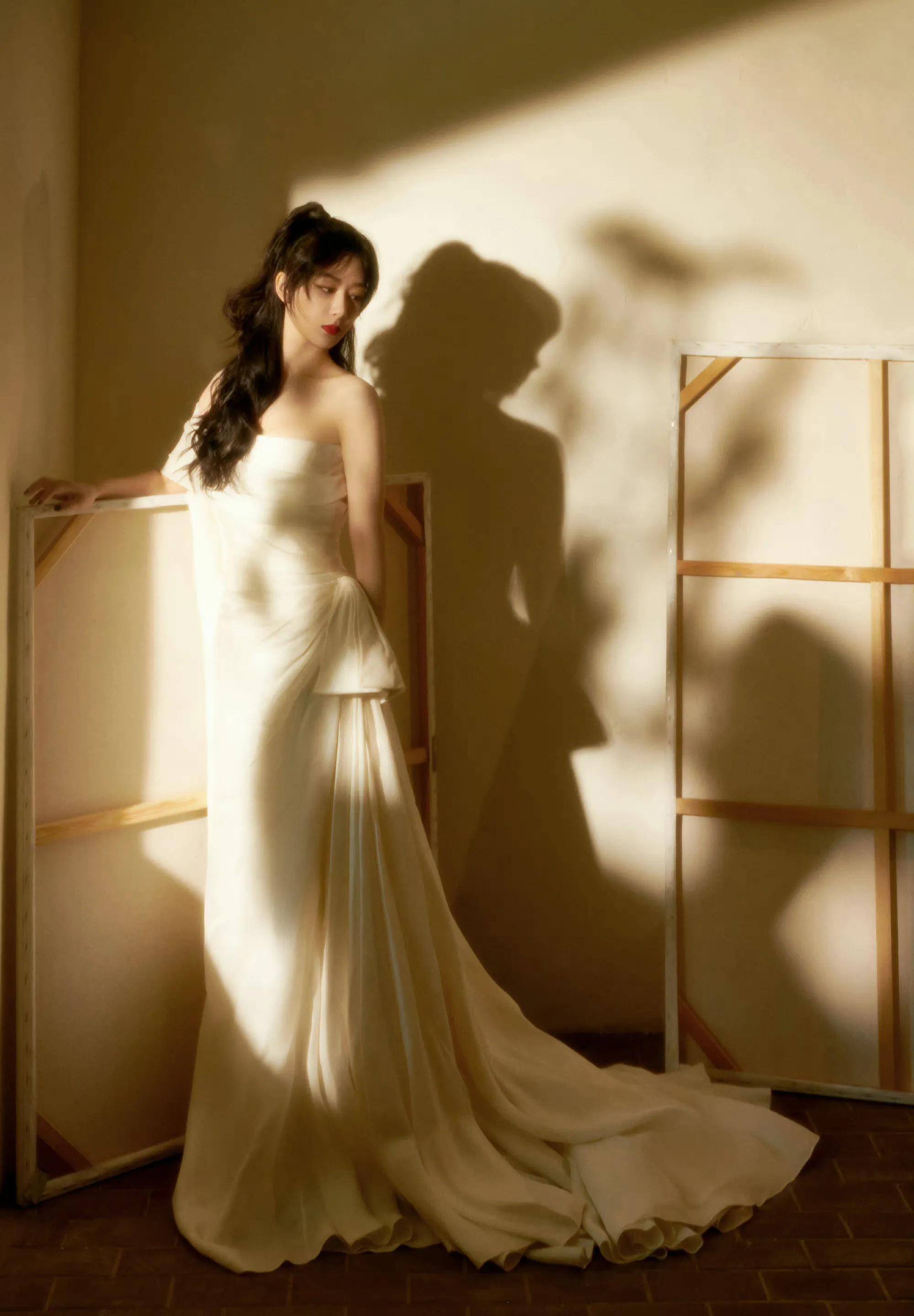 时尚芭莎派对:姐姐缺席,热巴礼服被说丑,杨紫换风格,唐嫣独美_活动