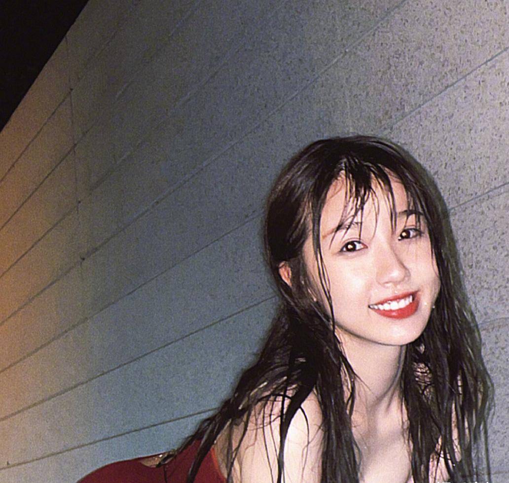 虞书欣红色露背时尚写真,湿发披肩身材火辣,又纯又欲_胶片_脸蛋_氛围