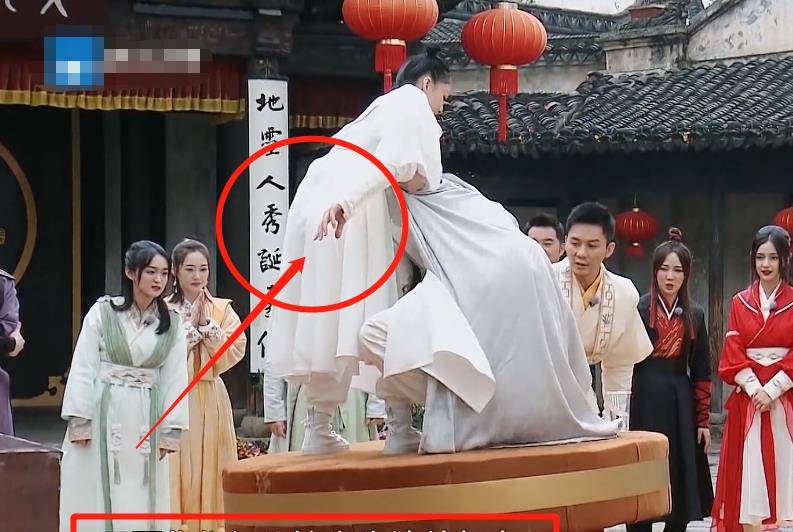 蔡徐坤起跳被调侃社会摇,一把接过张韶涵,他的绅士手却太圈粉了_节目