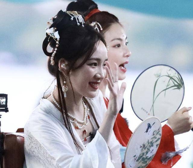 全员古风造型,只有李斯不同,两位男嘉宾让人满意_万茜_衣服_郁可唯