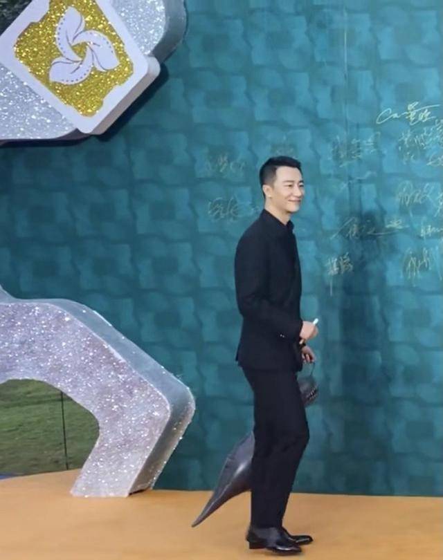 黄轩牵小恐龙走红毯抢眼,反差萌养眼,藏青西装配寸头文艺十足_白色