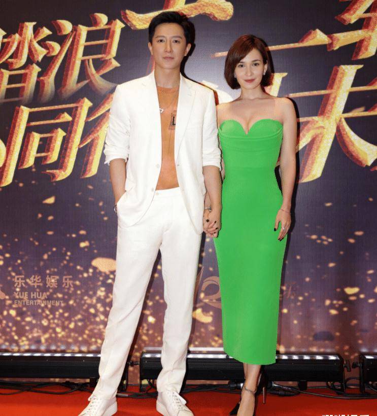 乐华家族演唱会红毯,王一博孟美岐出席,这一对夫妻牵手亮相_造型_人气