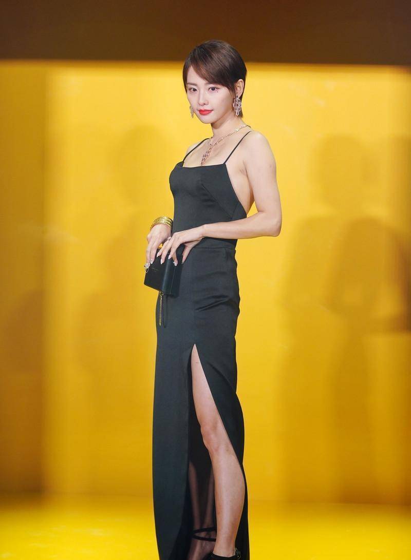 没想到张嘉倪身材这么好,穿黑色吊带裙时尚精致,身姿曼妙惹人羡_设计