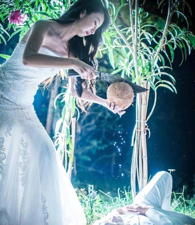 棺木之上被三千烦恼丝缠着,这个喝水的镜头让我想起了吸血鬼.