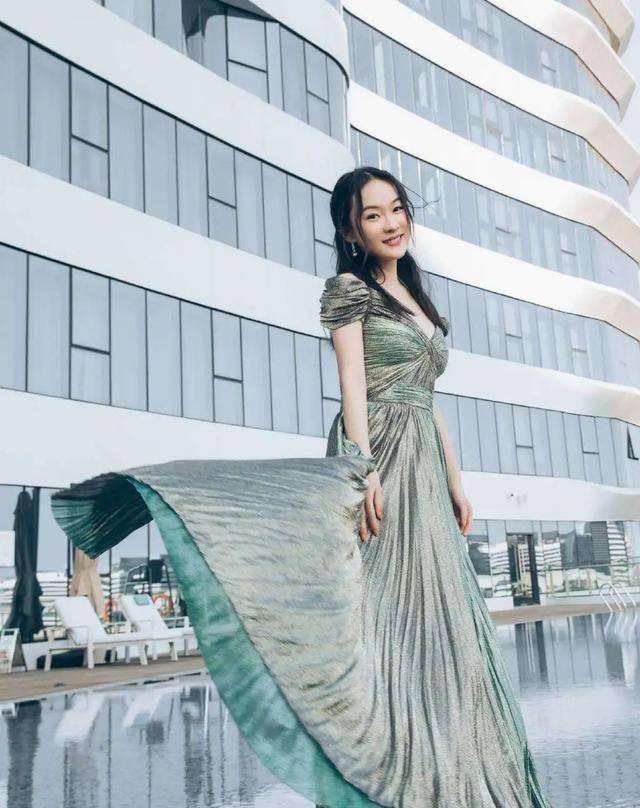 霍思燕潮味穿搭引领秋季时尚,真正的精致风度和温度一把抓中年女士