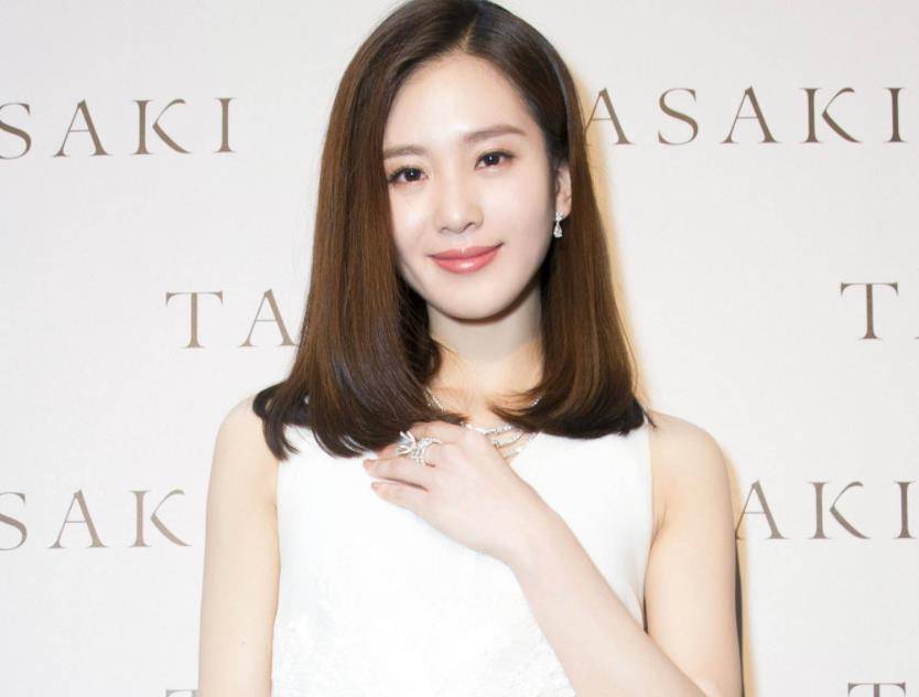 刘诗诗齐刘海不像本人,拍大片疑似撞脸女明星,网友认不出_时候_气质