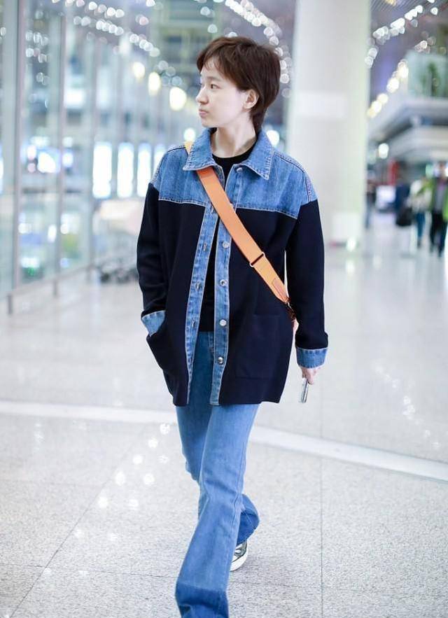 焦俊艳虽然穿得挺随便的,但是颜值是真的高,朴素衣服也很惹眼_牛仔裤