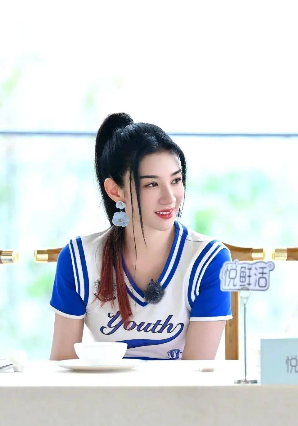 据了解,这组照片是黄奕在拍摄一档综艺节目时的造型,但是这个造型却让