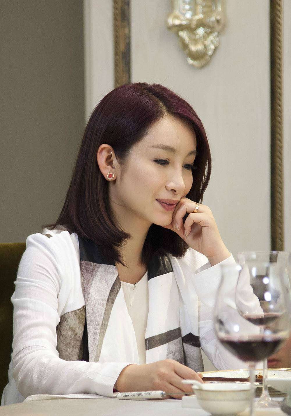 和章子怡是同班同学,靠演动作片夺影后,如今火遍整个娱乐圈_秦海璐