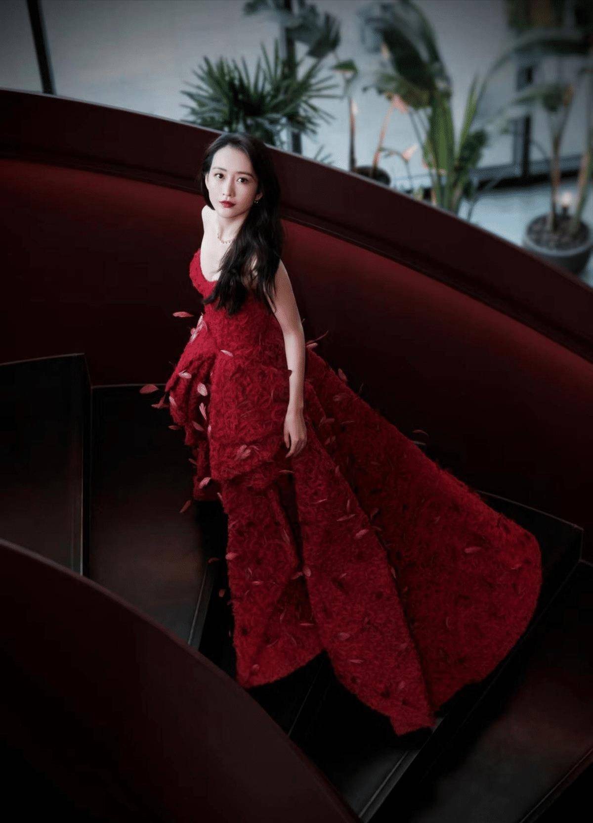 王鸥穿大红色美极了,一身正红色羽毛礼服亮相,裙摆拖地身材曼妙