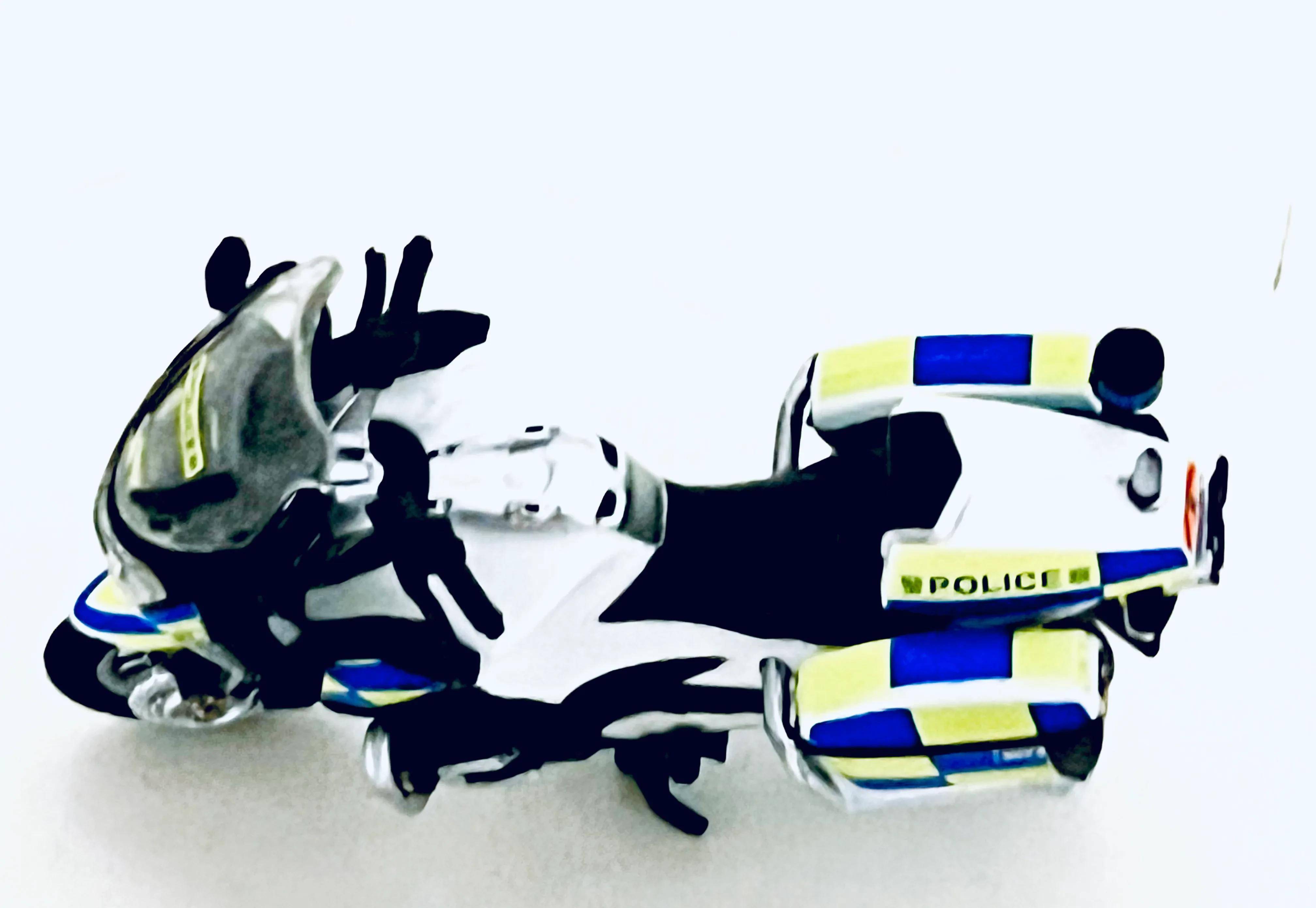 铁骑雄风|143 tiny微影87 港警交通部宝马r900rt警用摩托车_搜狐汽车