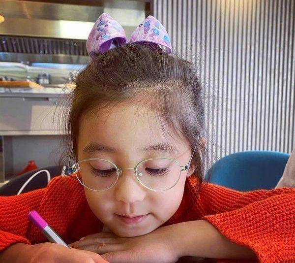 咘咘作为星二代,在还是小宝宝的时候因为和贾静雯一