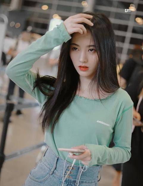 鞠婧祎穿牛仔裤,秀出的小蛮腰,服了_休闲_衣服_身材矮小