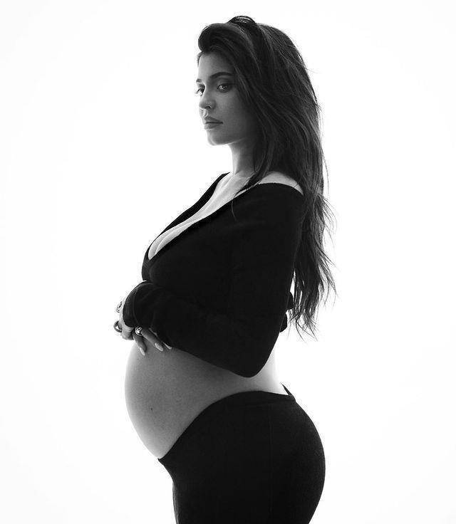 凯莉·詹娜久违晒照,肚大如箩期待2022年,3岁女儿无意中给外婆救场_斯