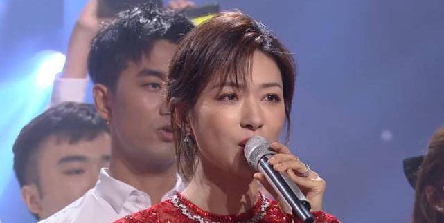 《以家人之名》上演神仙售后,结果却被打光坑_宋茜_万茜便_女神