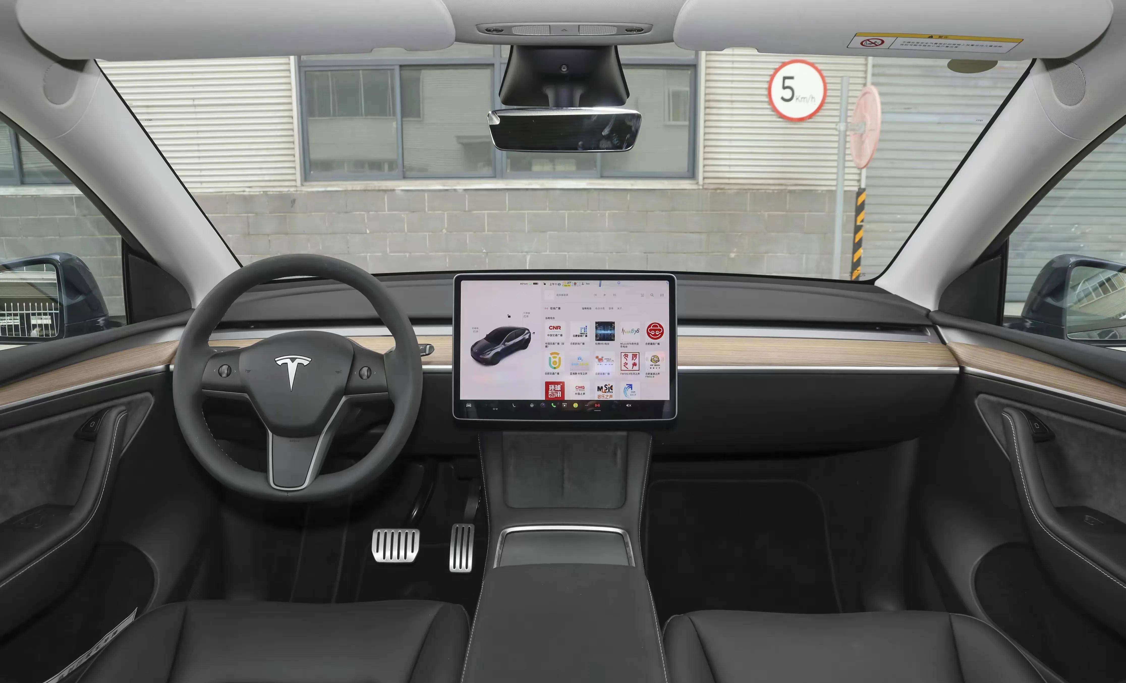 蔚来es6二,内饰model y是轿跑式车色设计,造型上更像一辆跨界suv,看