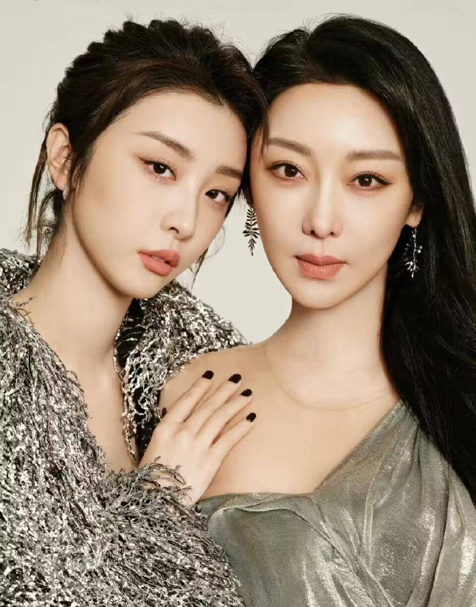 看了赵小棠和她妈妈的合照,网友直言:有钱真的不老啊!